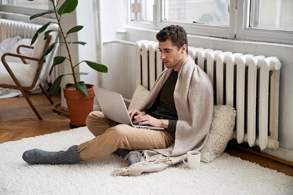 homme devant radiateur