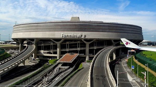 Terminal d'un aéroport vu de l'extérieur 